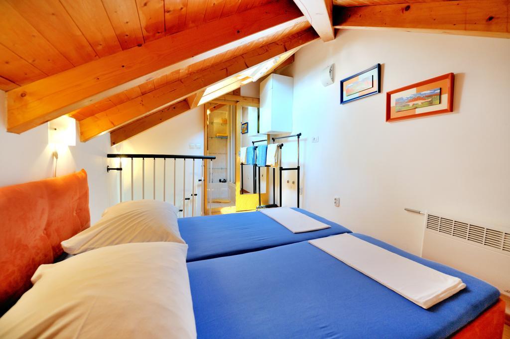 Charming Center Apartment Split Room photo